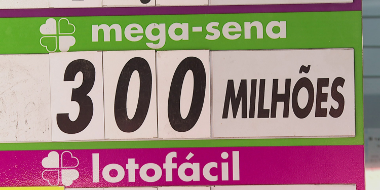 Mega-Sena 30 anos: premiação de R$ 300 milhões provoca 'maratona' de apostas em lotéricas do interior de SP